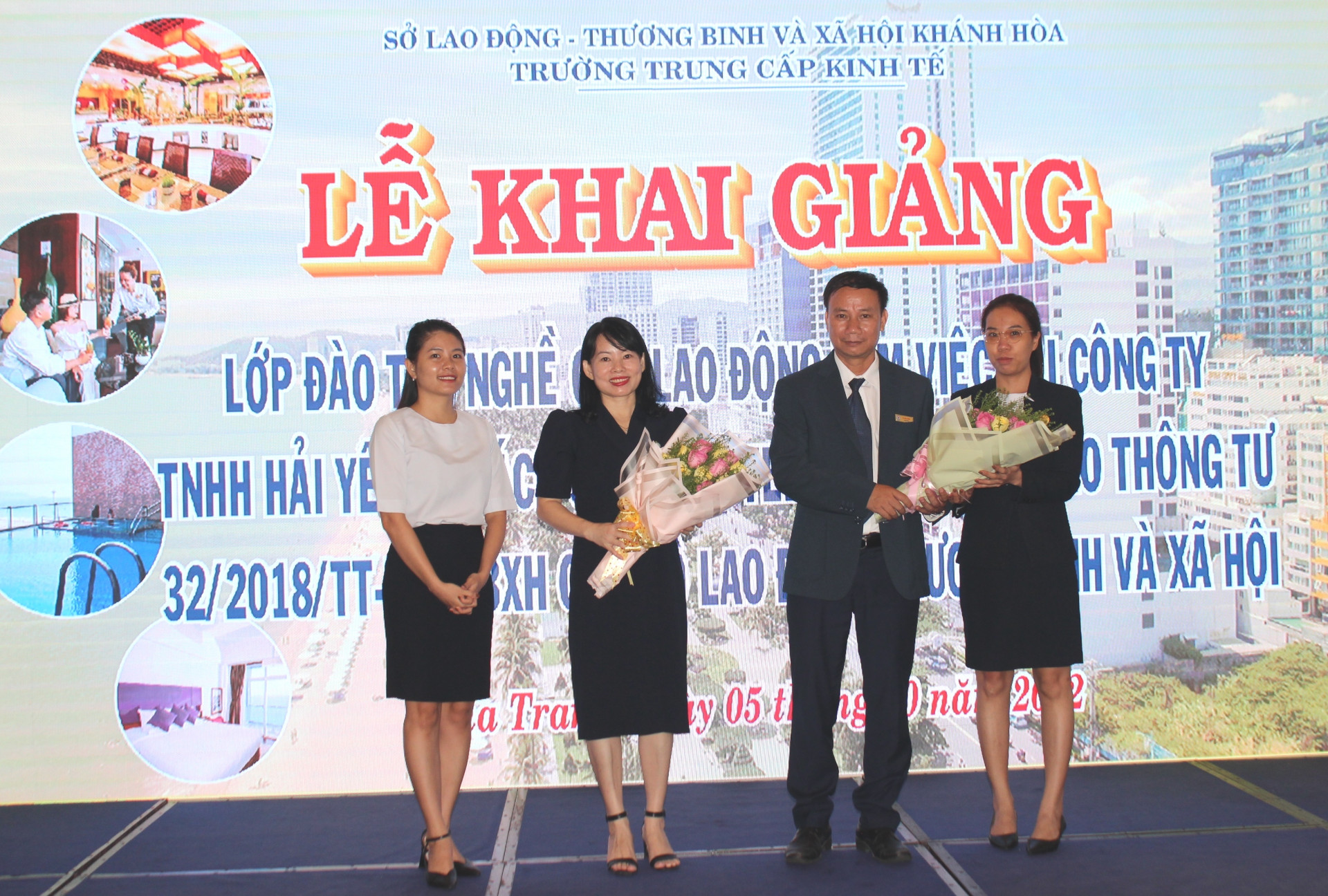 Đại diện người lao động tặng hoa cảm ơn lãnh đạo khách sạn và Trường Trung cấp Kinh tế Khánh Hòa.