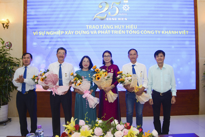 Văn phòng Tổng Công ty Khánh Việt tặng hoa cho người lao động.
