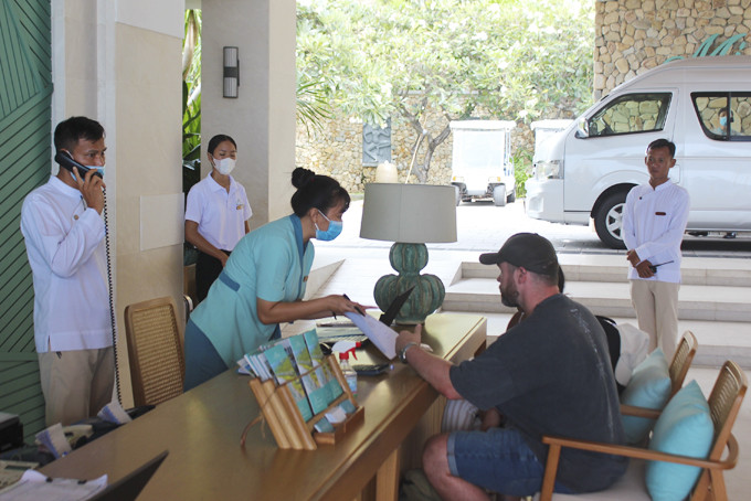 Nhân viên Khu nghỉ mát Mia Nha Trang kiểm tra giấy tờ của khách khi đến nghỉ dưỡng.