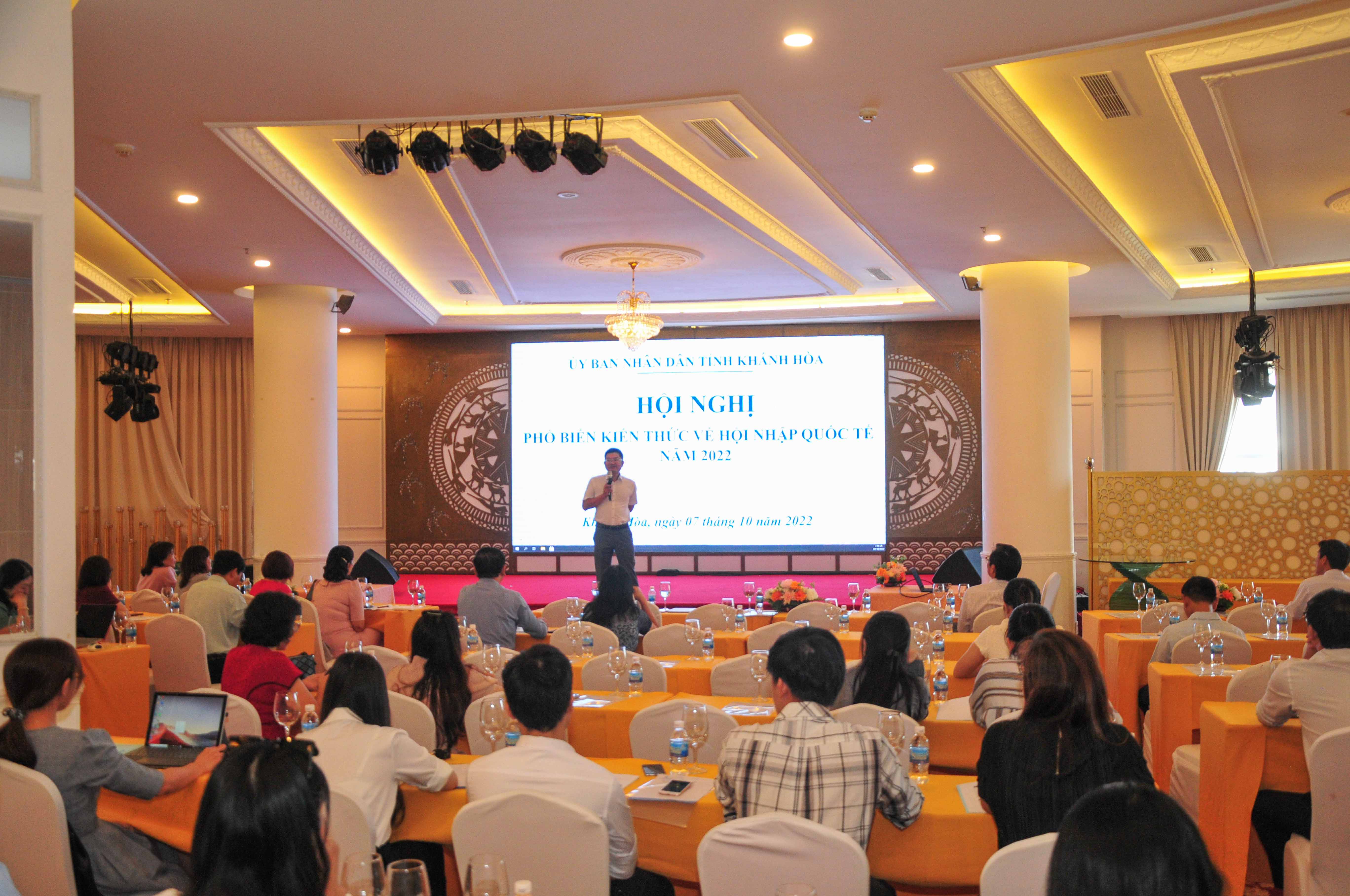 Tập huấn kiến thức về hội nhập quốc tế cho gần 100 đại biểu