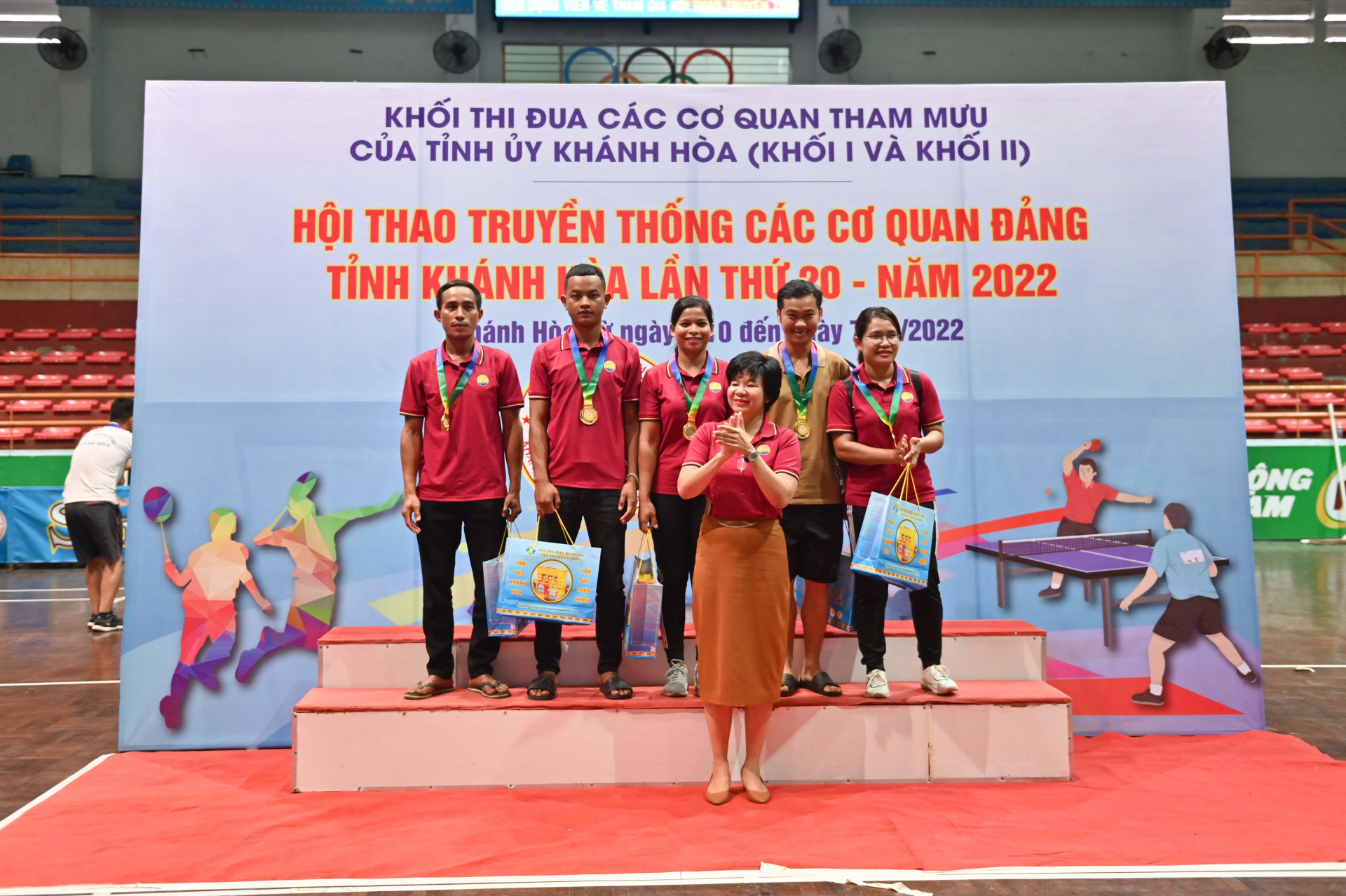 Huyện uỷ Khánh Sơn đạt nhất nội dung thi nhảy bao bố tiếp sức