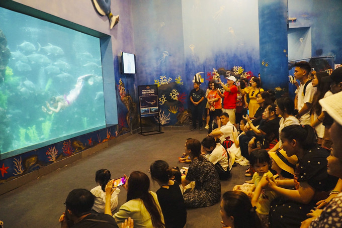 Khán giả say sưa theo dõi màn biểu diễn nàng tiên cá ở Thủy cung VinWonders Nha Trang. 
