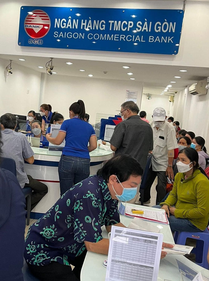 Khách hàng giao dịch tại một phòng giao dịch của SCB ở Nha Trang sáng 8-10. (Ảnh người dân cung cấp).