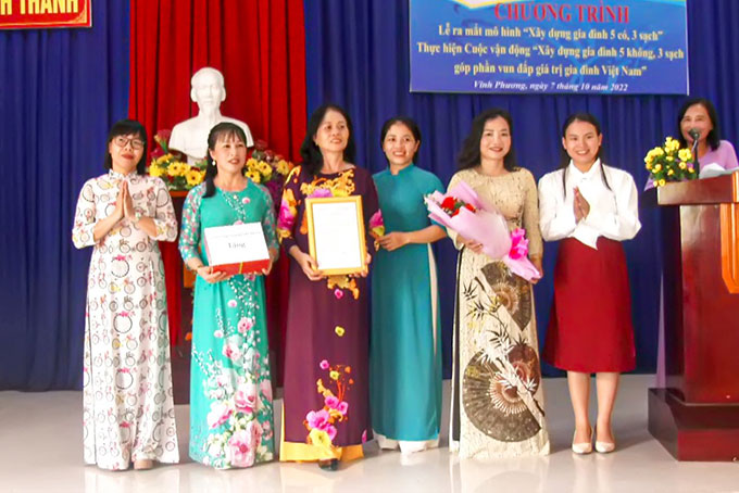 Ra mắt thí điểm mô hình "Xây dựng gia đình 5 có, 3 sạch"