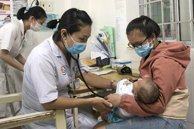 Chuyển mùa, trẻ nhập viện tăng cao