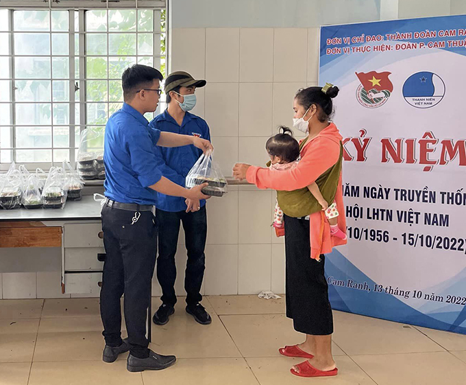 Thành đoàn Cam Ranh: Trao 100 suất cơm tình thương cho bệnh nhân nghèo