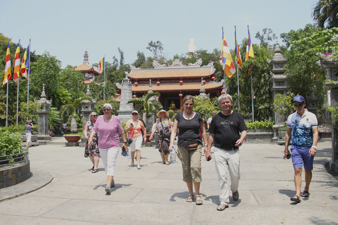 Khách du lịch quốc tế tham quan chùa Long Sơn, Nha Trang.