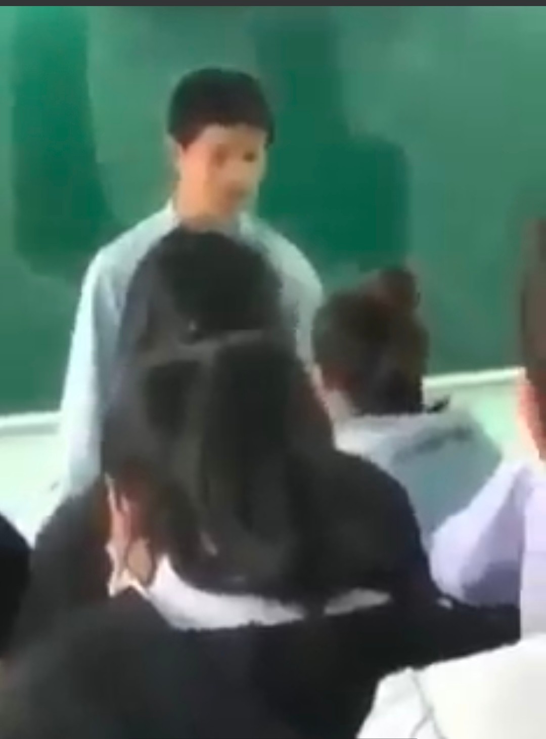 Vụ việc nữ sinh đôi co với thầy giáo trong lớp học: Yêu cầu nhà trường xác minh, làm rõ