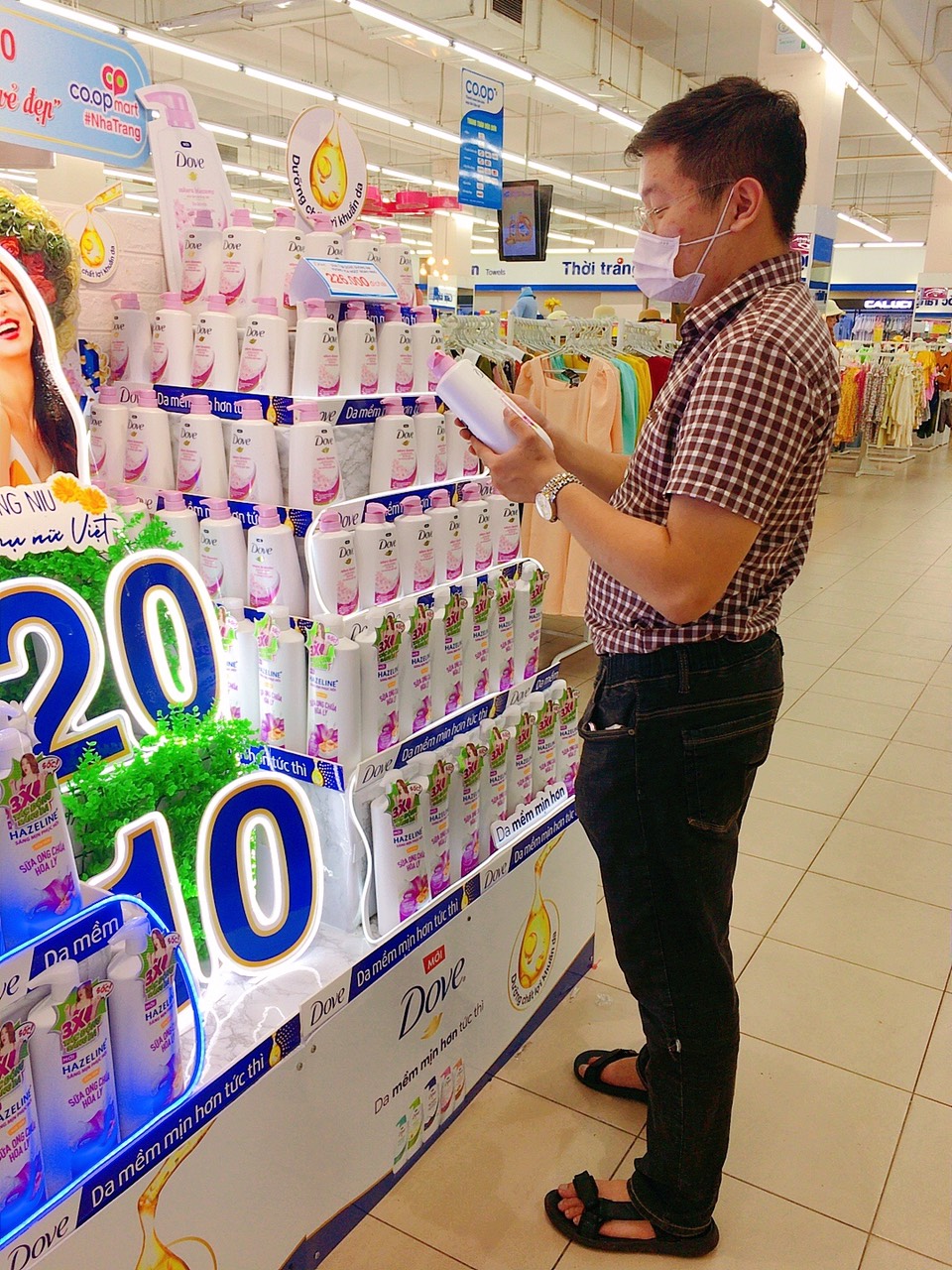 Khách hàng chọn mua sản phẩm tại Coopmart Nha Trang