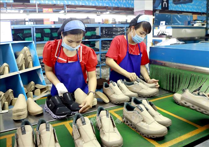 Hoạt động sản xuất tại Công ty cổ phần giầy Phúc Yên, Vĩnh Phúc. Ảnh tư liệu: Hoàng Hùng/TTXVN