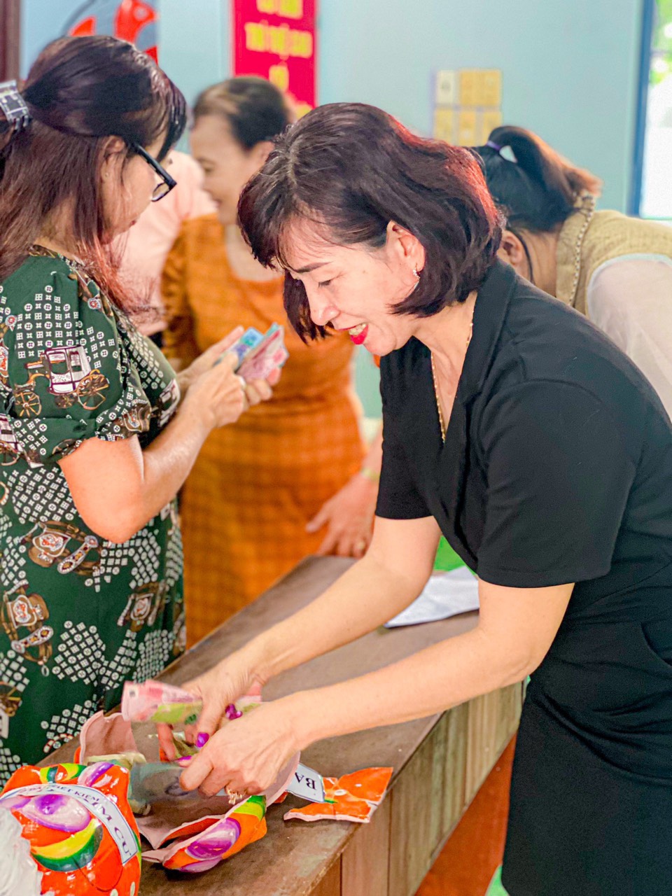 Hội LHPN xã Cam An Nam tổ chức khui heo đất, trợ giúp phụ nữ khó khăn với số tiền hơn 10 triệu đồng.