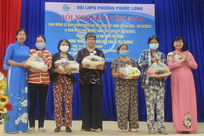 Hội LHPN phường Phước Long (TP.Nha Trang) tổ chức giao lưu văn nghệ, tặng quà cho các hội viên phụ nữ khó khăn trên địa bàn phường.