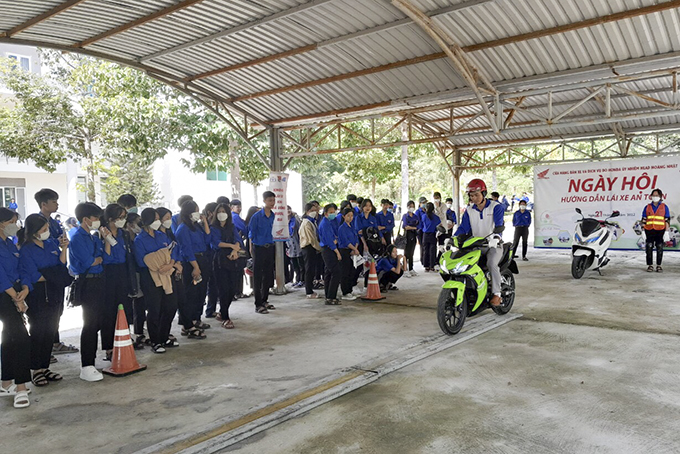 Cam Ranh: Hơn 300 cán bộ, đoàn viên được hướng dẫn kỹ năng lái xe an toàn