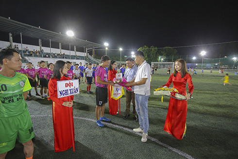 Ban tổ chức tặng cờ lưu niệm cho các đội bóng.