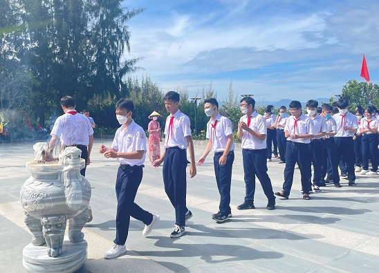 Trường THCS Âu Cơ tổ chức trải nghiệm tìm hiểu truyền thống cách mạng