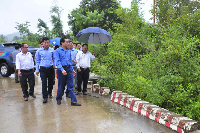 Đồng chí Trần Mạnh Dũng cùng đoàn của Ban Dân tộc HĐND tỉnh  khảo sát về đề xuất xây dựng cầu Đa Râm (xã Khánh Thượng, Khánh Vĩnh). 