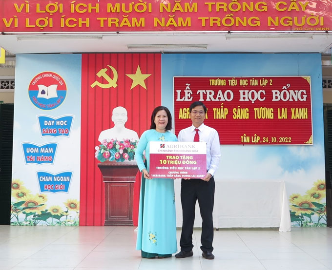 Đại diện Agribank Chi nhánh tỉnh Khánh Hòa trao biểu trưng tài trợ học bổng cho Trường Tiểu học Tân Lập 2.