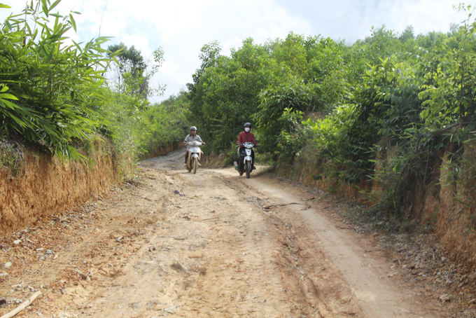 Đường vào khu sản xuất Gia Ngóe (huyện Khánh Vĩnh): Mong được đầu tư hoàn chỉnh