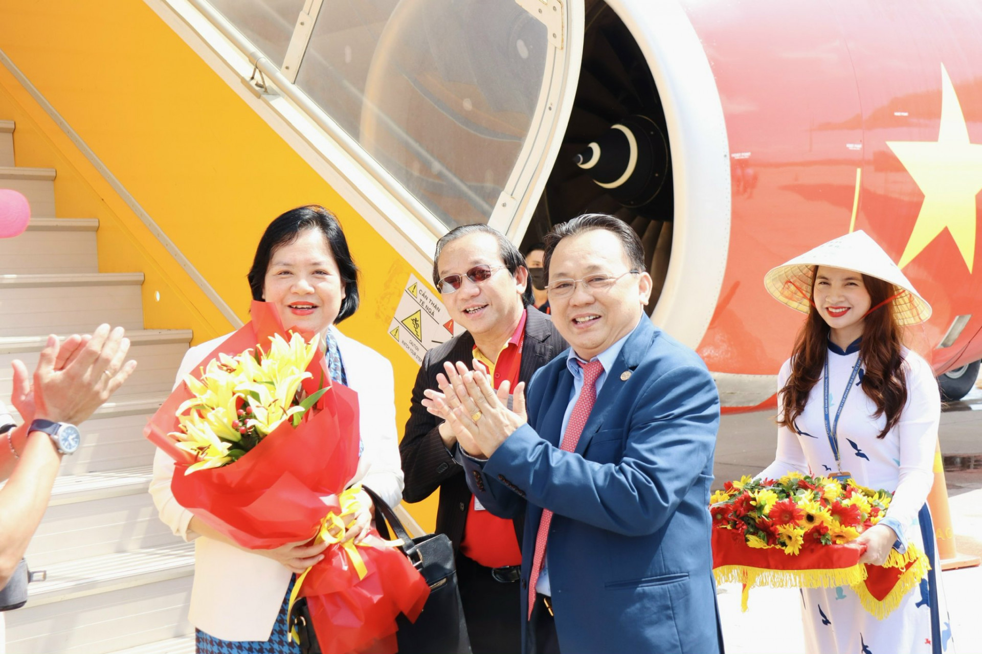 Ông Lê Hữu Hoàng tặng hoa cho bà Phạm Thái Như Mai - Đại sứ Việt Nam tại Cộng hòa Kazakhstan (vị khách đầu tiên xuống sân bay).