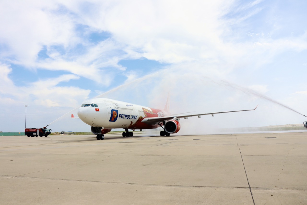Nghi thức phun vòi rồng chào đón chuyến bay của Vietjet từ Almaty (Kazakhstan) đến Cam Ranh