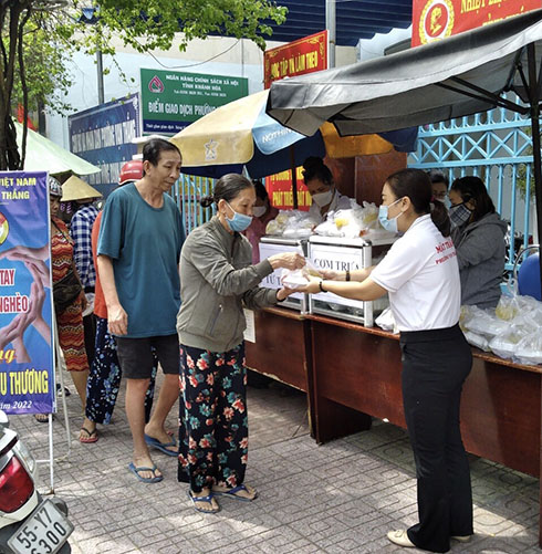 Mặt trận phường Vạn Thắng trao 100 suất cơm cho người nghèo, khó khăn