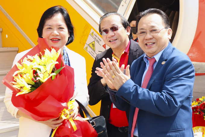 Ông Lê Hữu Hoàng tặng hoa cho bà Phạm Thái Như Mai - Đại sứ Việt Nam tại Cộng hòa Kazakhstan (vị khách đầu tiên xuống sân bay).