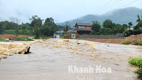 Cầu tràn Ko Róa trên tuyến Tỉnh lộ 9 bị ngập gây chia cắt giao thông