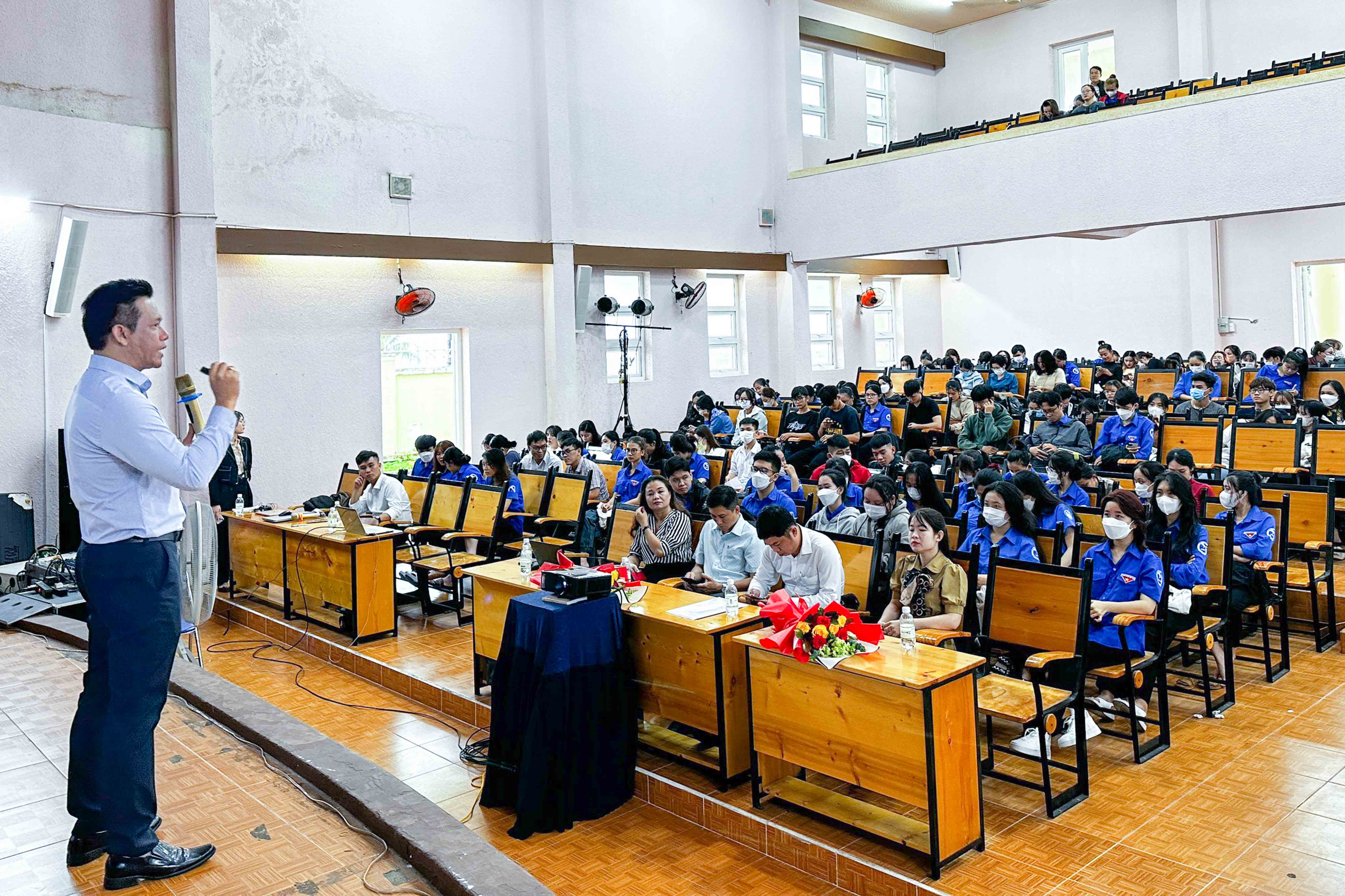 Hơn 300 sinh viên tham gia hội thảo về chương trình Người dân Khánh Hoà nói tiếng Anh