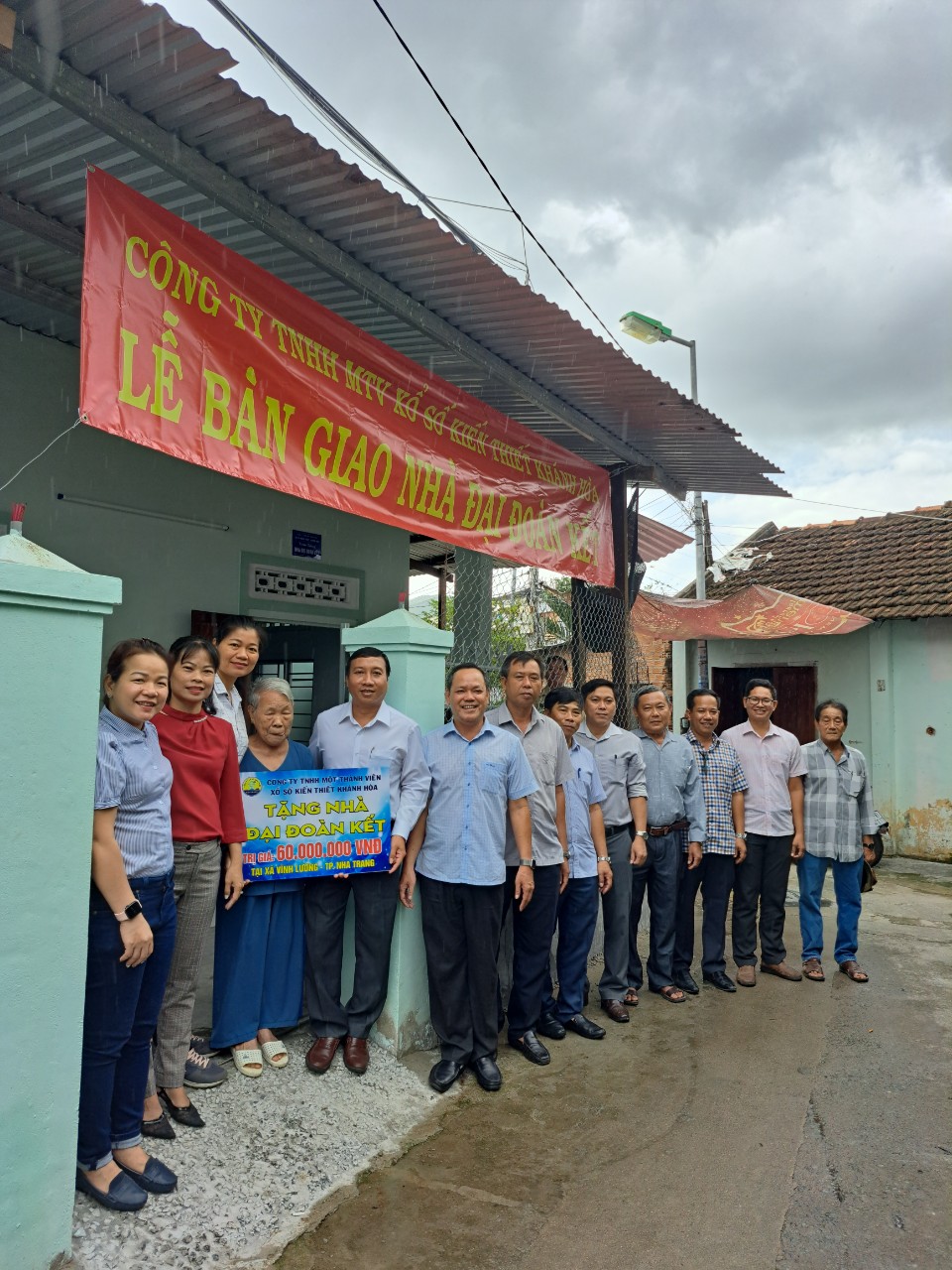 Lãnh đạo UBND xã Vĩnh Lương và Công ty TNHH Một thành viên Xổ số kiến thiết Khánh Hòa trao nhà Đại đoàn kết cho gia đình bà Trạc