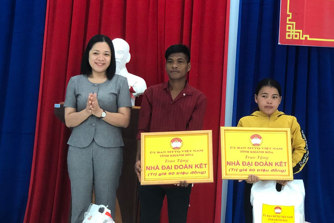 Trao tặng quà, nhà và khám bệnh miễn phí cho 150 người dân xã Khánh Thành