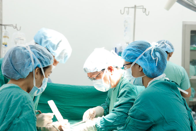 Phẫu thuật thành công cụ ông 92 tuổi bị thủng ổ loét dạ dày nặng