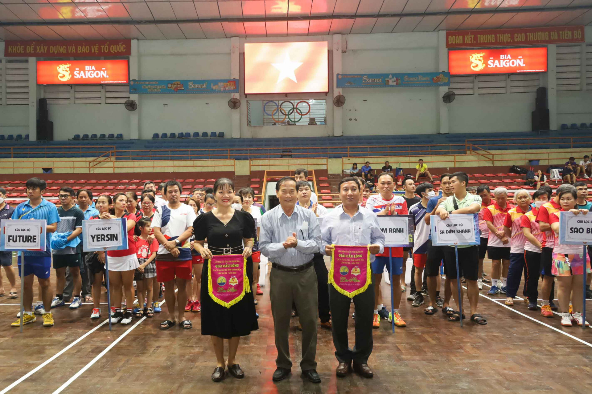 Đại diện Liên Đoàn cầu lông tỉnh Khánh Hòa trao cờ lưu niệm tri ân các đơn vị tài trợ giải.