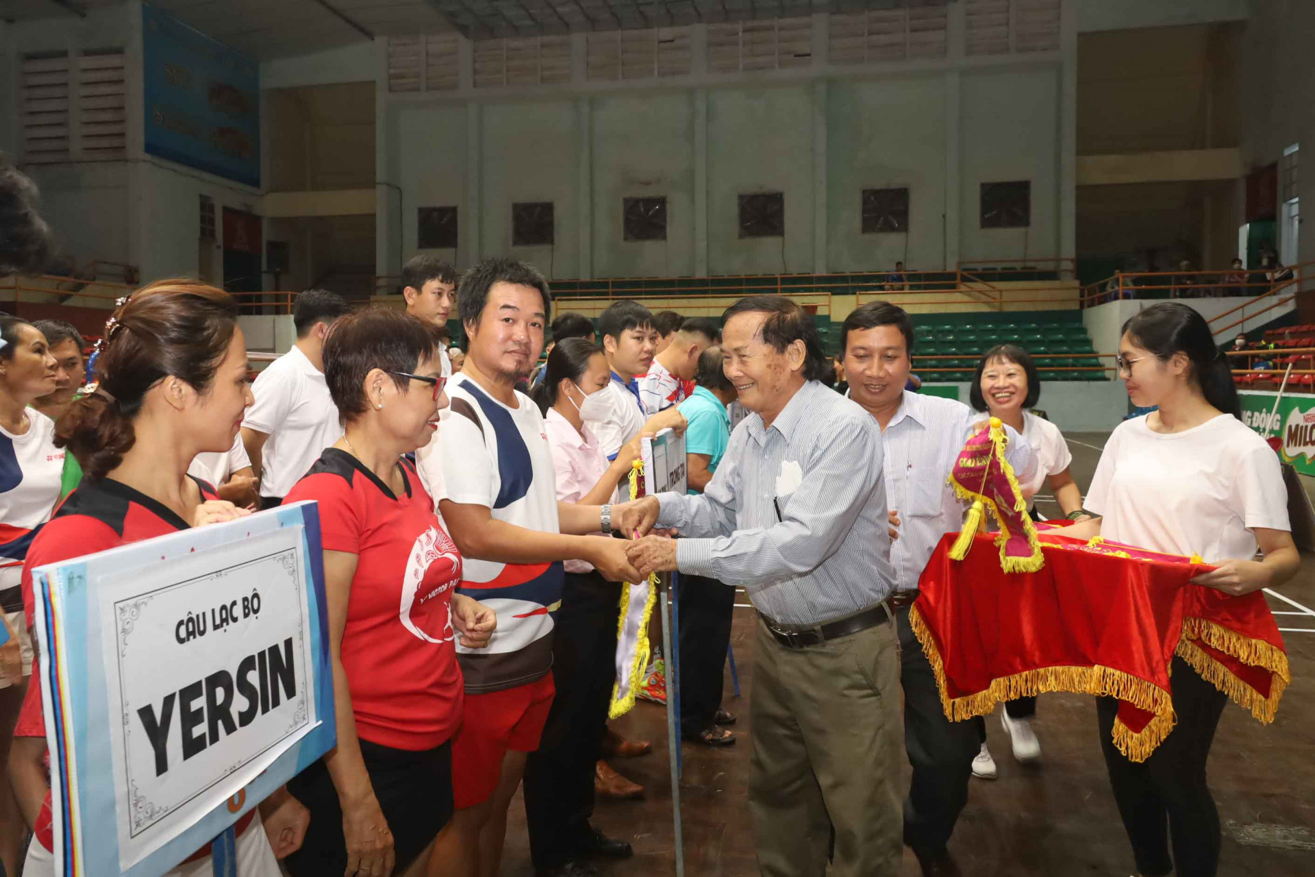 Lãnh đạo Liên Đoàn cầu lông tỉnh trao cờ lưu niệm cho các câu lạc bộ tham dự giải.