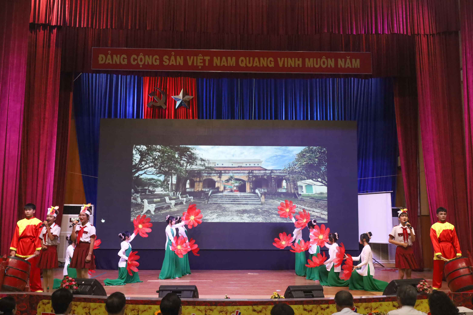 Phần thi chào hỏi của đội Trường THCS Trần Quốc Toản (thị xã Ninh Hoà).
