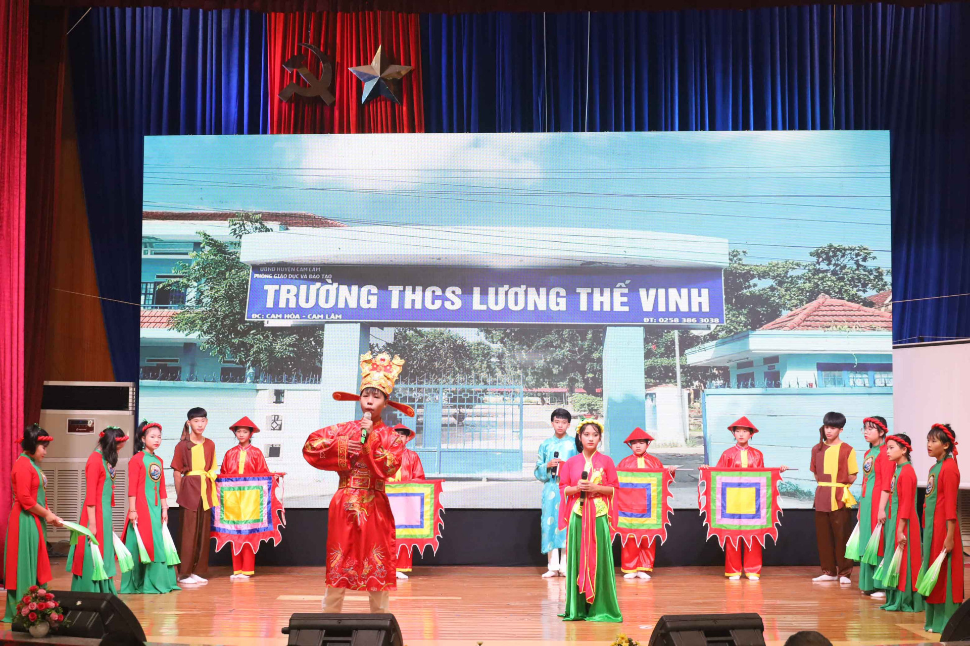 Phần thi chào hỏi của đội Trường THCS Lương Thế Vinh (huyện Cam Lâm). 