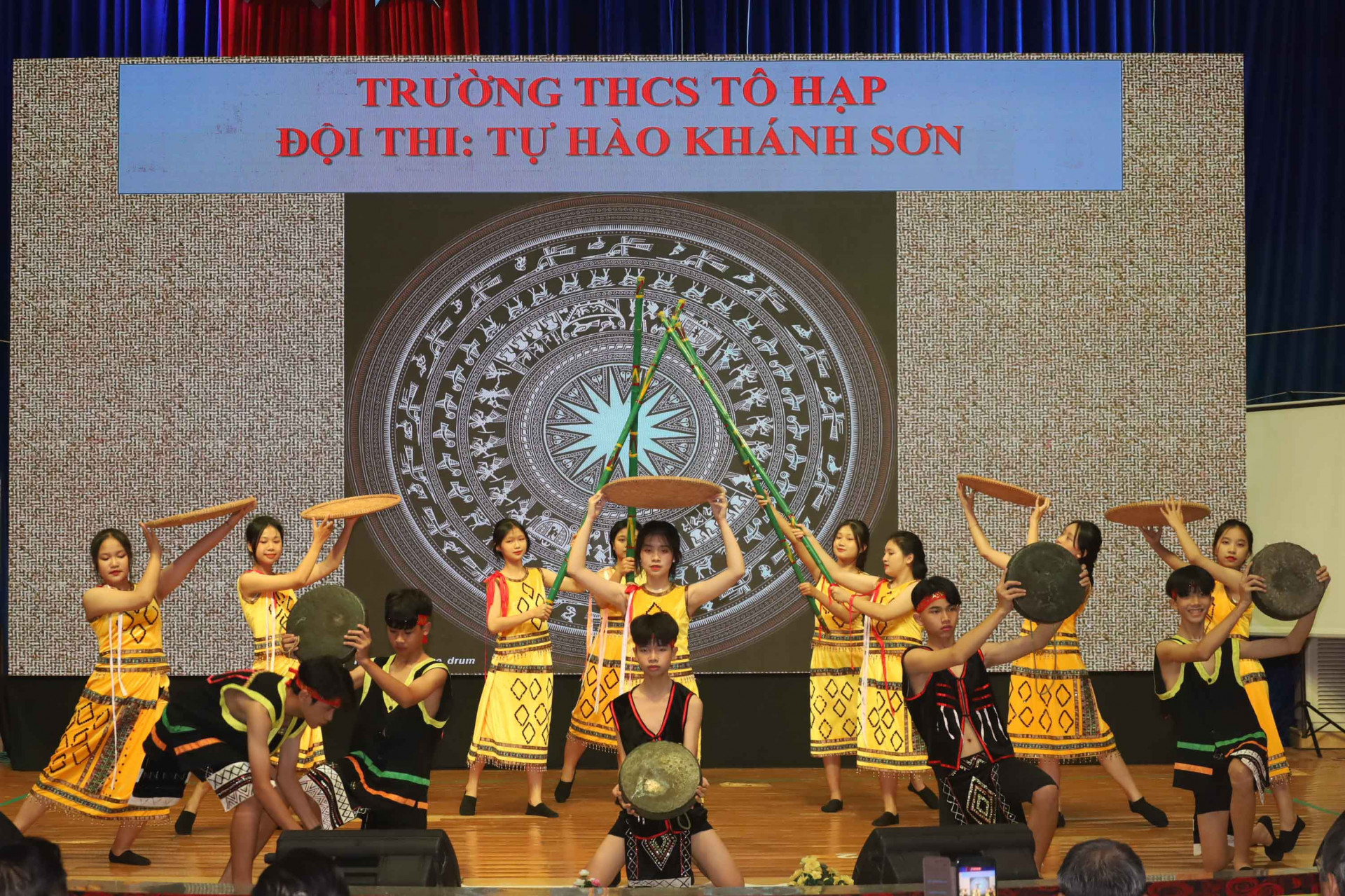 Phần thi chào hỏi của đội Trường THCS Tô Hạp (huyện Khánh Sơn).