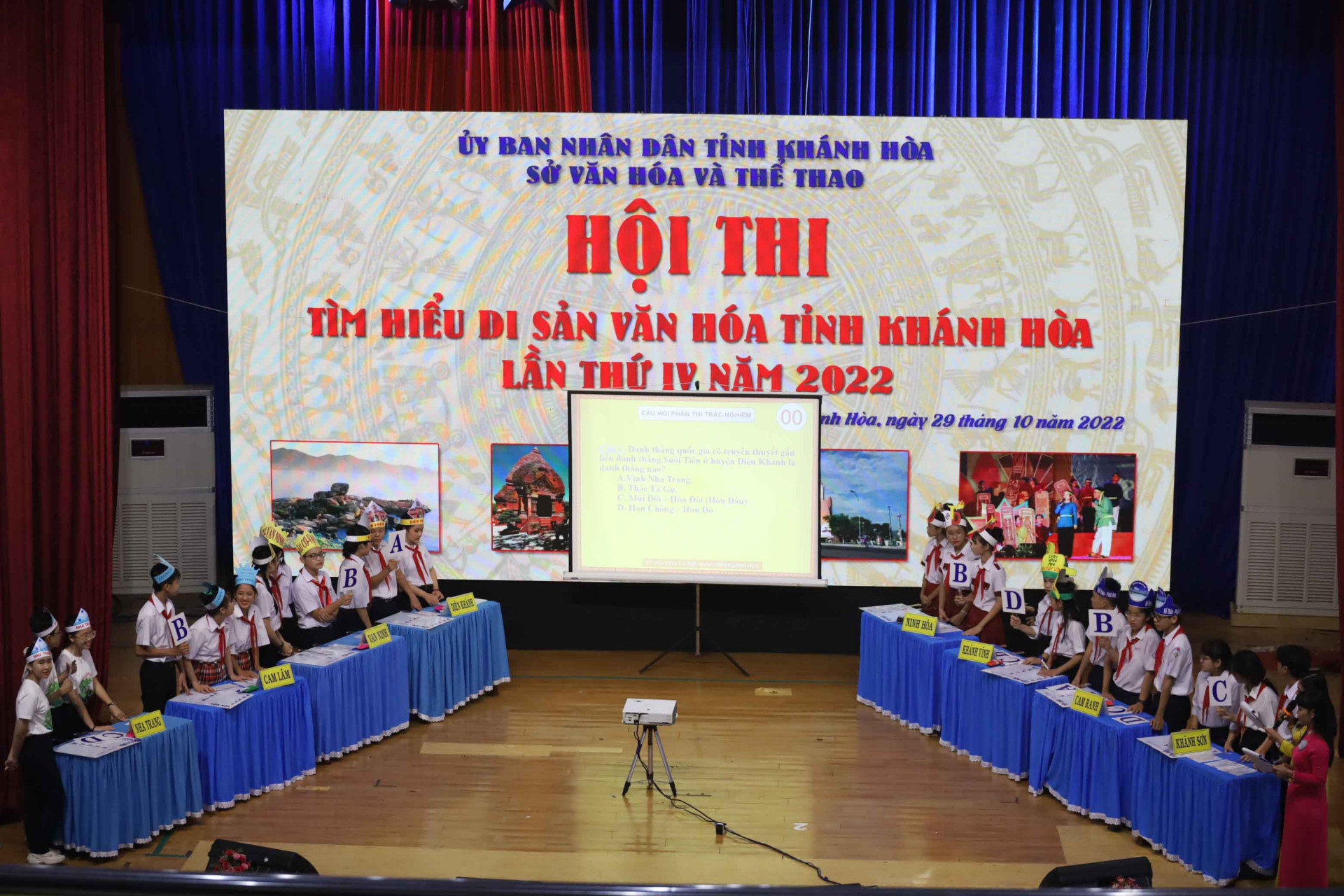 Các đội tham gia phần thi trắc nghiệm tìm hiểu di sản văn hóa thế giới tại Việt Nam, di sản văn hóa quốc gia tại Khánh Hòa, kiến thức chung về lịch sử - văn hóa Khánh Hòa, Luật Di sản văn hóa.  