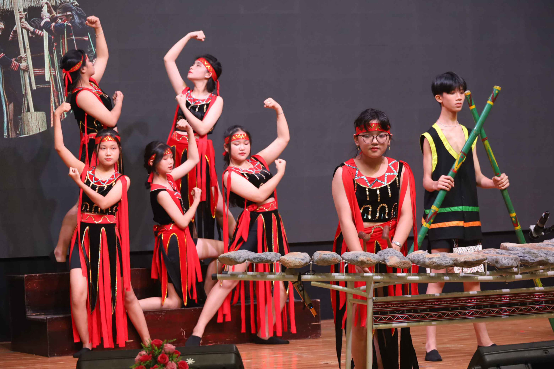 Phần dự thi tài năng của đội thi đến từ huyện Khánh Sơn với tiết mục biểu diễn đàn đá bản nhạc Tiếng chày trên sóc Bom Bo. 