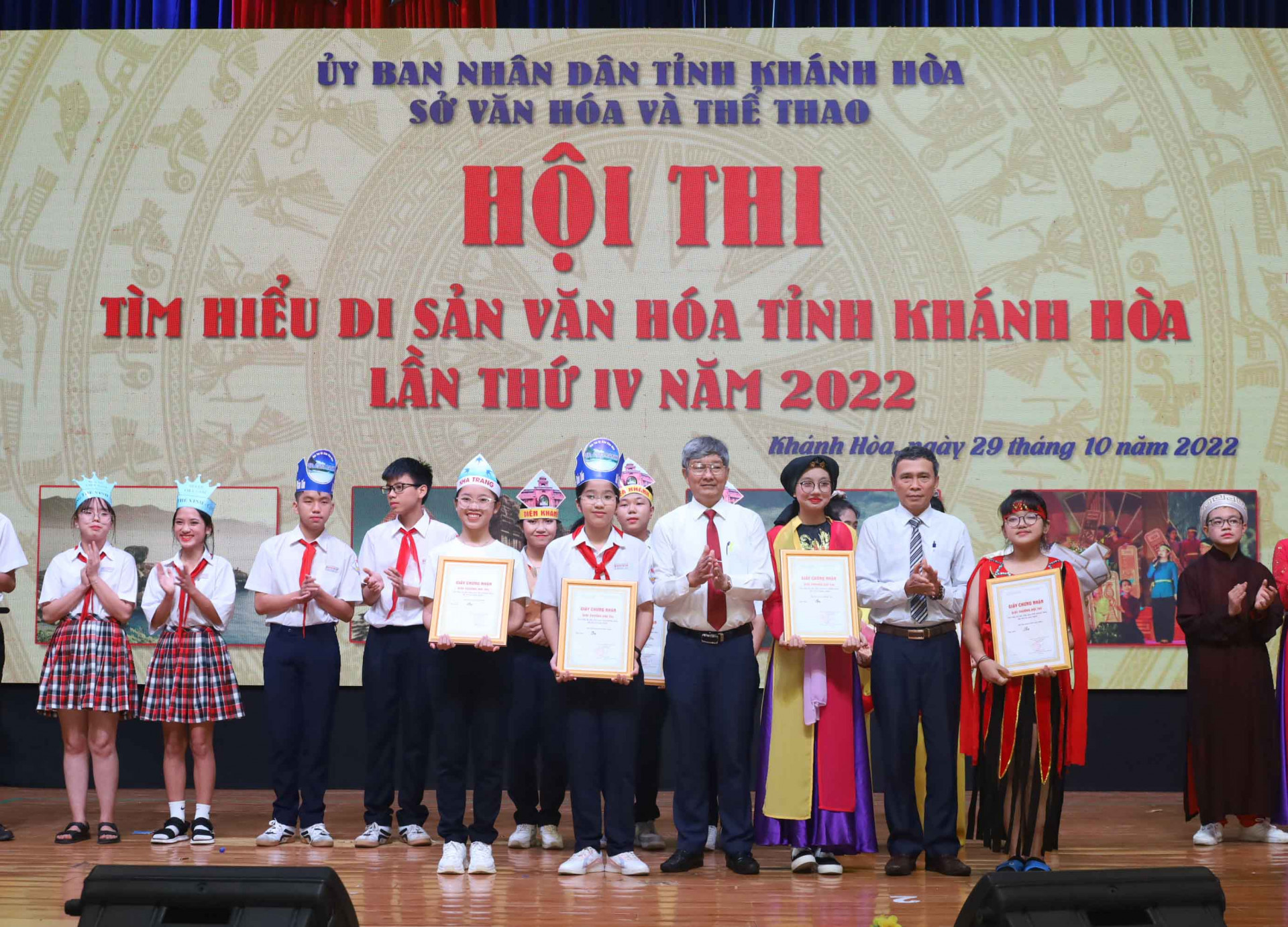 Lãnh đạo Ban Tuyên giáo Tỉnh ủy cùng lãnh đạo Sở Giáo dục và Đào tạo trao giải Ba cho các đội. 