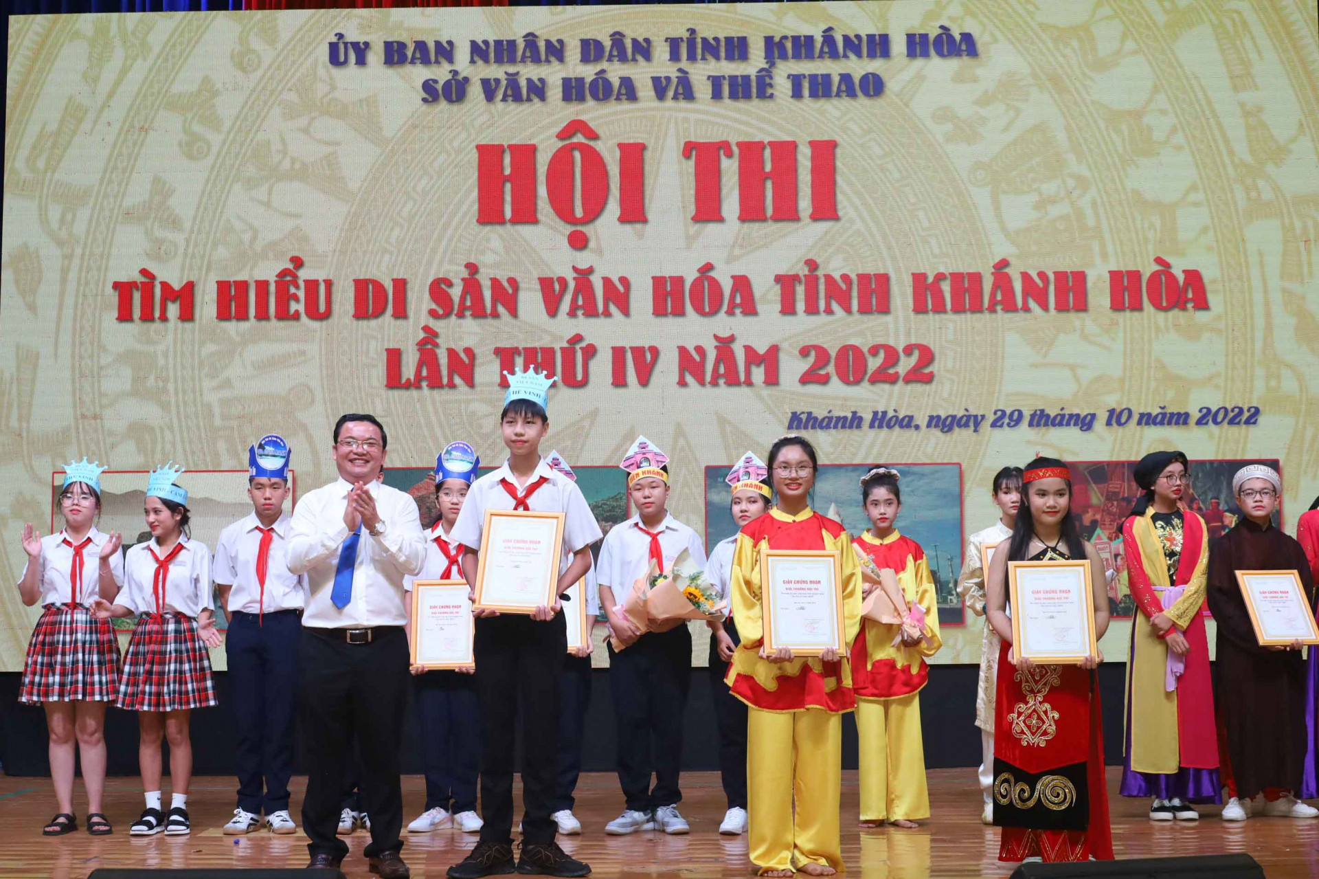 Lãnh đạo UBND thị xã Ninh Hòa trao giải Nhì cho các đội. 