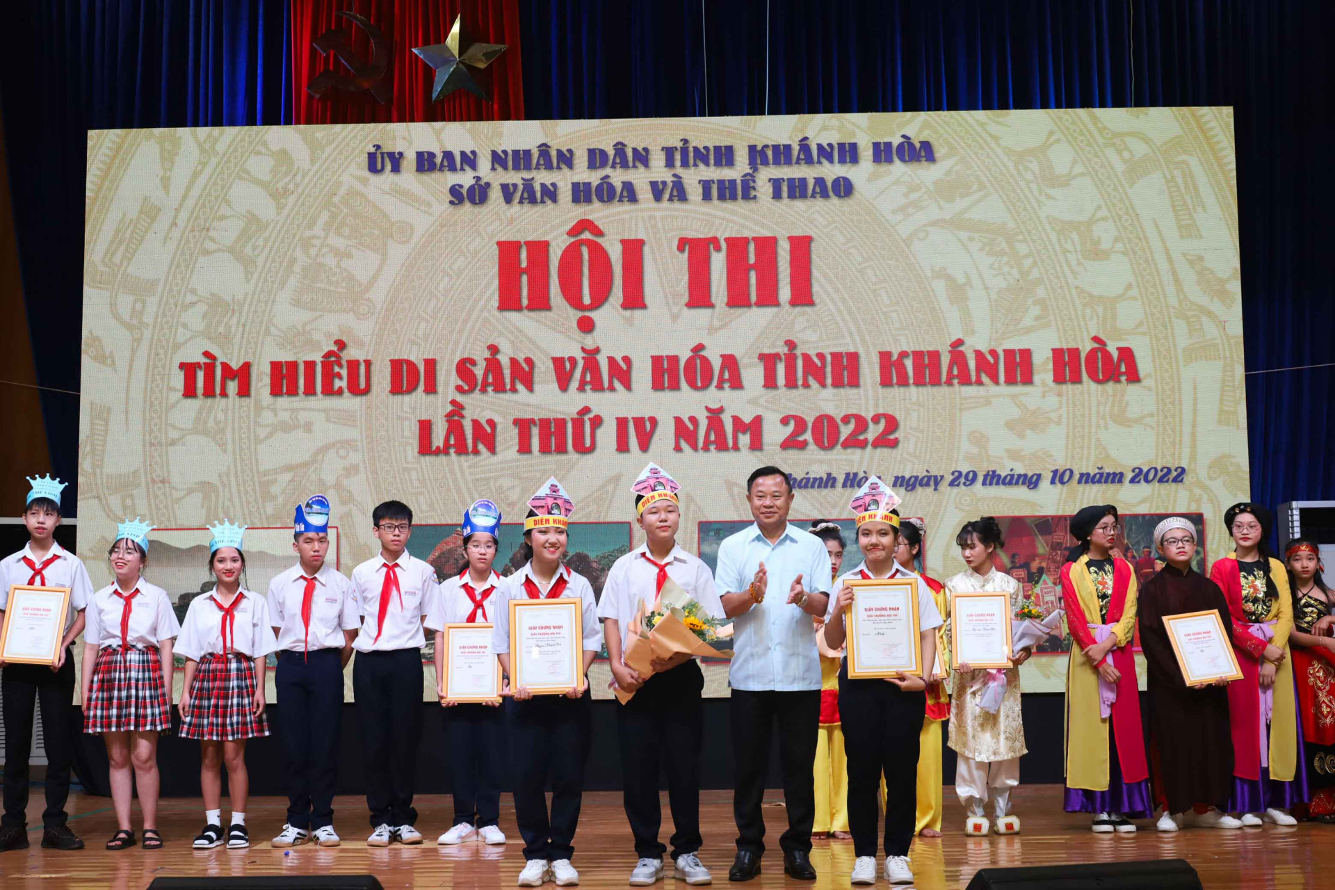 Lãnh đạo Sở Văn hóa và Thể thao trao giải Nhất cho đội thi đến từ huyện Diên Khánh. 