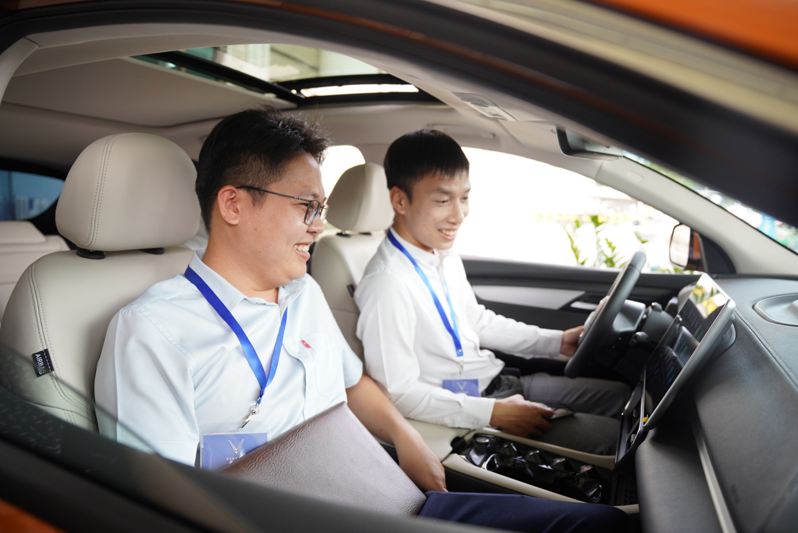 Màn hình 15,6 inch với trợ lý ảo sử dụng tiếng Việt là điểm gây ấn tượng mạnh với bất cứ ai tham gia lái thử.
