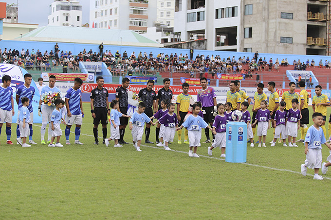 Hai đội Khánh Hòa FC và Cần Thơ làm thủ tục trước trận đấu.