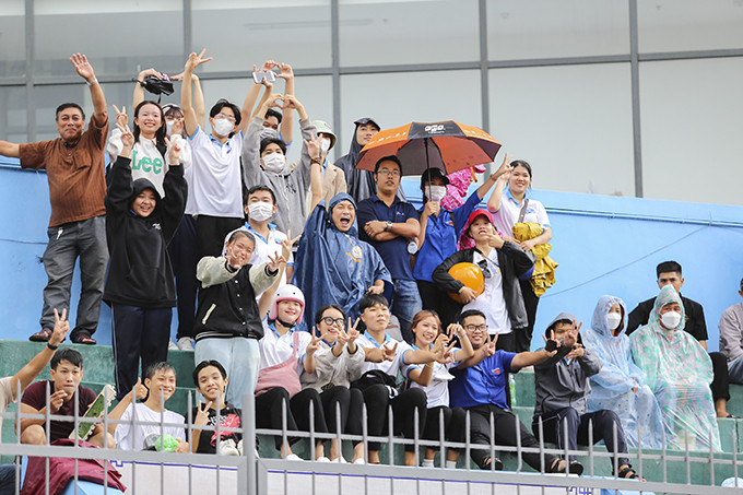 Khán giả phấn khích trong ngày chờ đợi đội bóng quê hương thăng hạng.