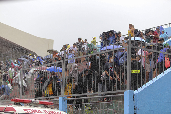 Trời mưa nhưng khán giả vẫn kiên nhẫn ngồi xem hai trận đấu.