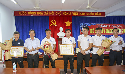 Ông Nguyễn Tấn Tuân chúc mừng thành tích đội bóng Khánh Hòa FC thăng hạng mùa giải năm 2023.