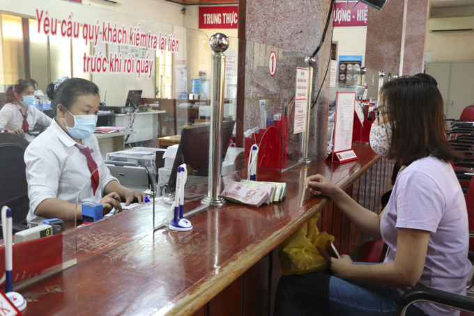 Khách hàng giao dịch tại Agribank Chi nhánh huyện Vạn Ninh. Giữ rừng Sơn Tân Để tránh phát sinh điểm nóng về khai thác, mua bán, vận chuyển lâm sản trái phép tại khu vực xã Sơn Tân (huyệ