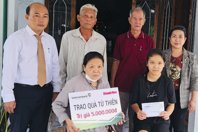 Đại diện Báo Khánh Hòa và Vietcombank Nha Trang  trao tiền ủng hộ cho gia đình ông Võ Sĩ Hùng