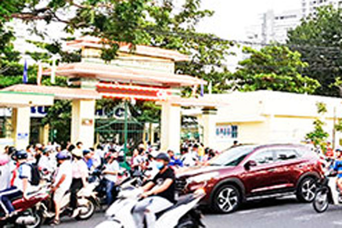 Bảo đảm trật tự an toàn giao thông trước cổng trường