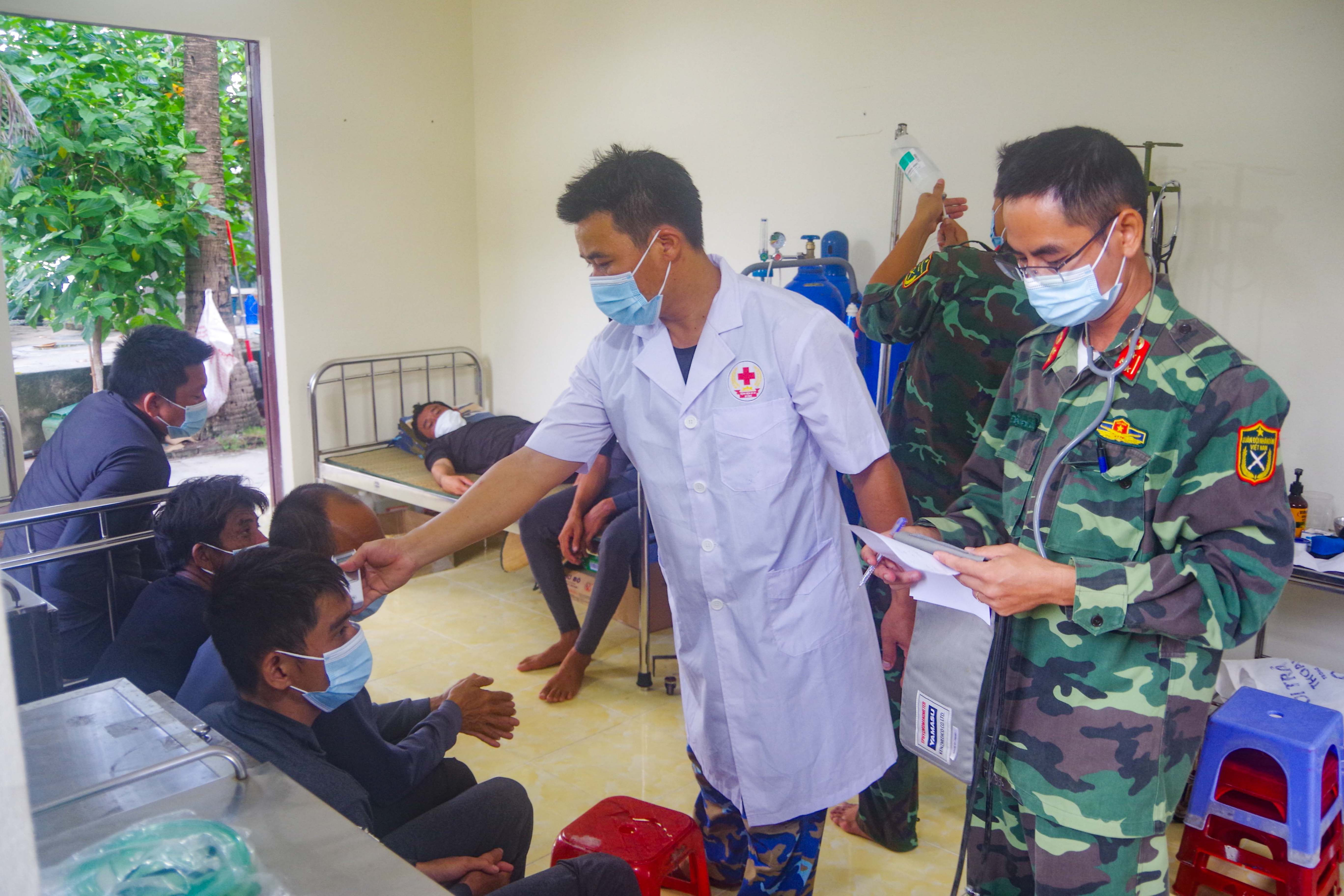 Đảo Sơn Ca tiếp nhận, hỗ trợ các ngư dân của tàu cá tỉnh Quảng Ngãi bị nạn trên biển